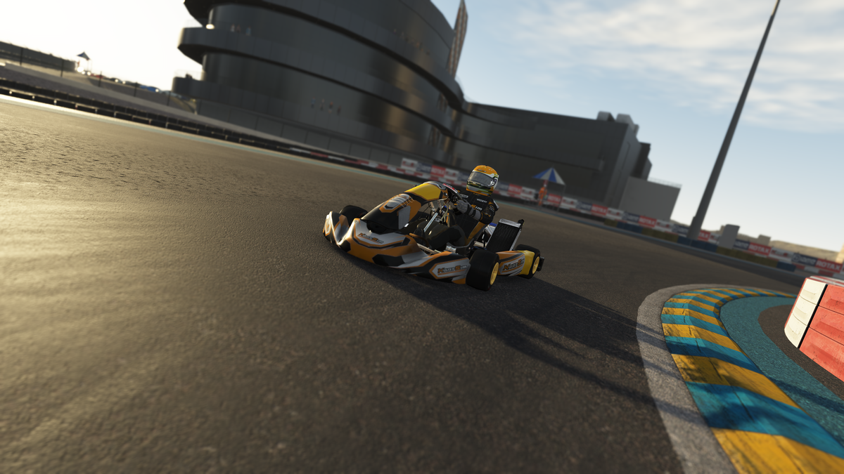 Professional KartSim simulator with direct drive steering, triple-screen display, laser-scanned circuits, and telemetry analysis for advanced kart driver training.