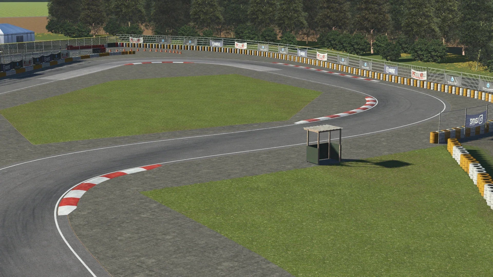 KartSim – Kimbolton hairpin detail highlighting barriers, fencing, and the precision braking point.