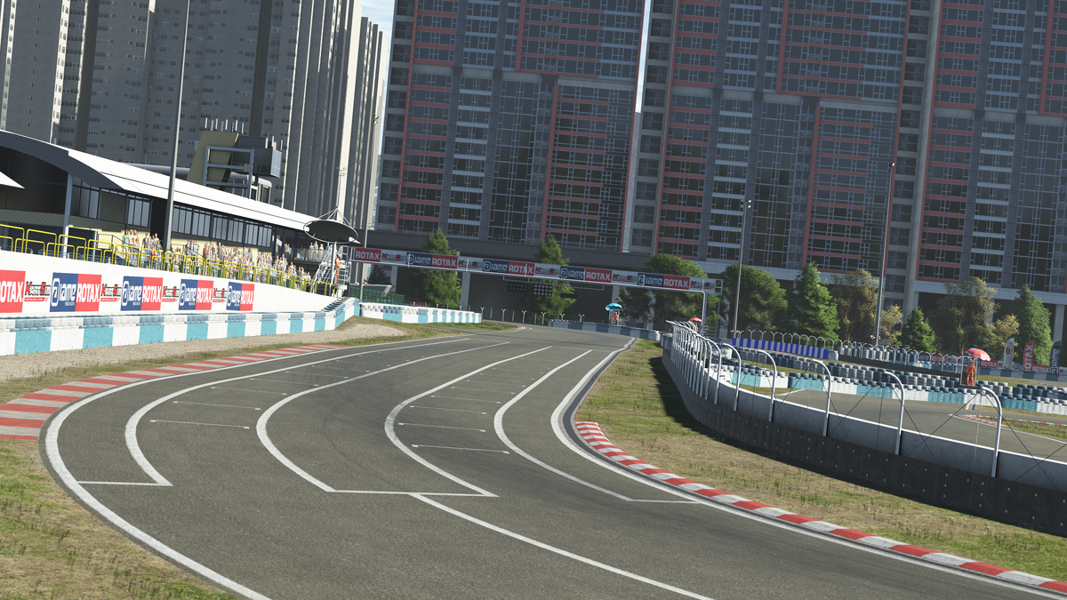 Driver training on a KartSim Pro simulator with laser-scanned circuits, realistic kart physics, and telemetry analysis to improve focus, coordination, and racecraft.