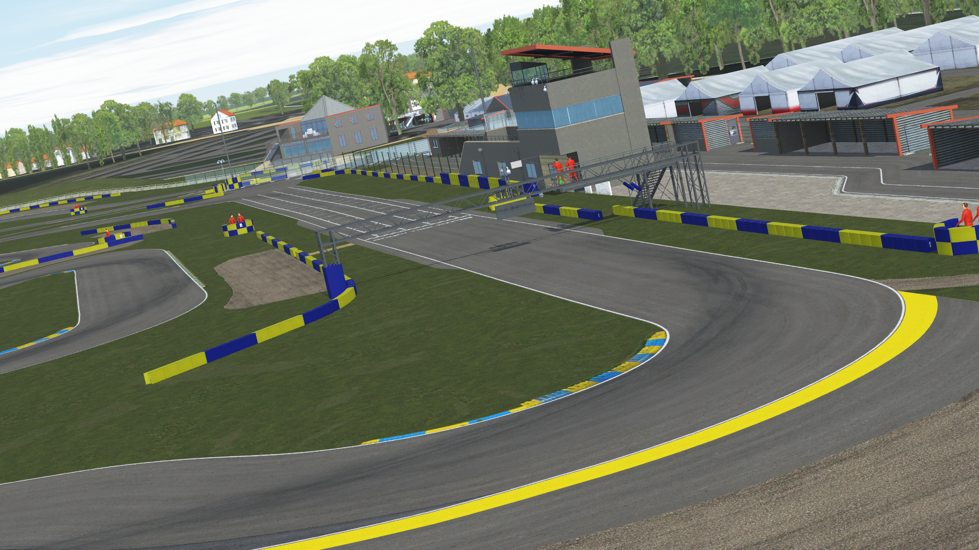 KartSim Angerville circuit – pit building, paddock and start/finish line area captured in simulation software for race day visualization