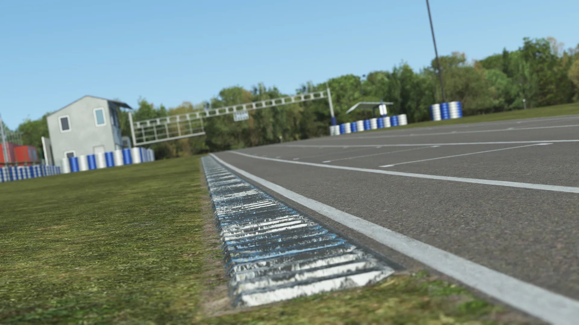 KartSim Essay simulation – low-angle detail of start/finish straight, showing track texture and kerb modeling in advanced karting software