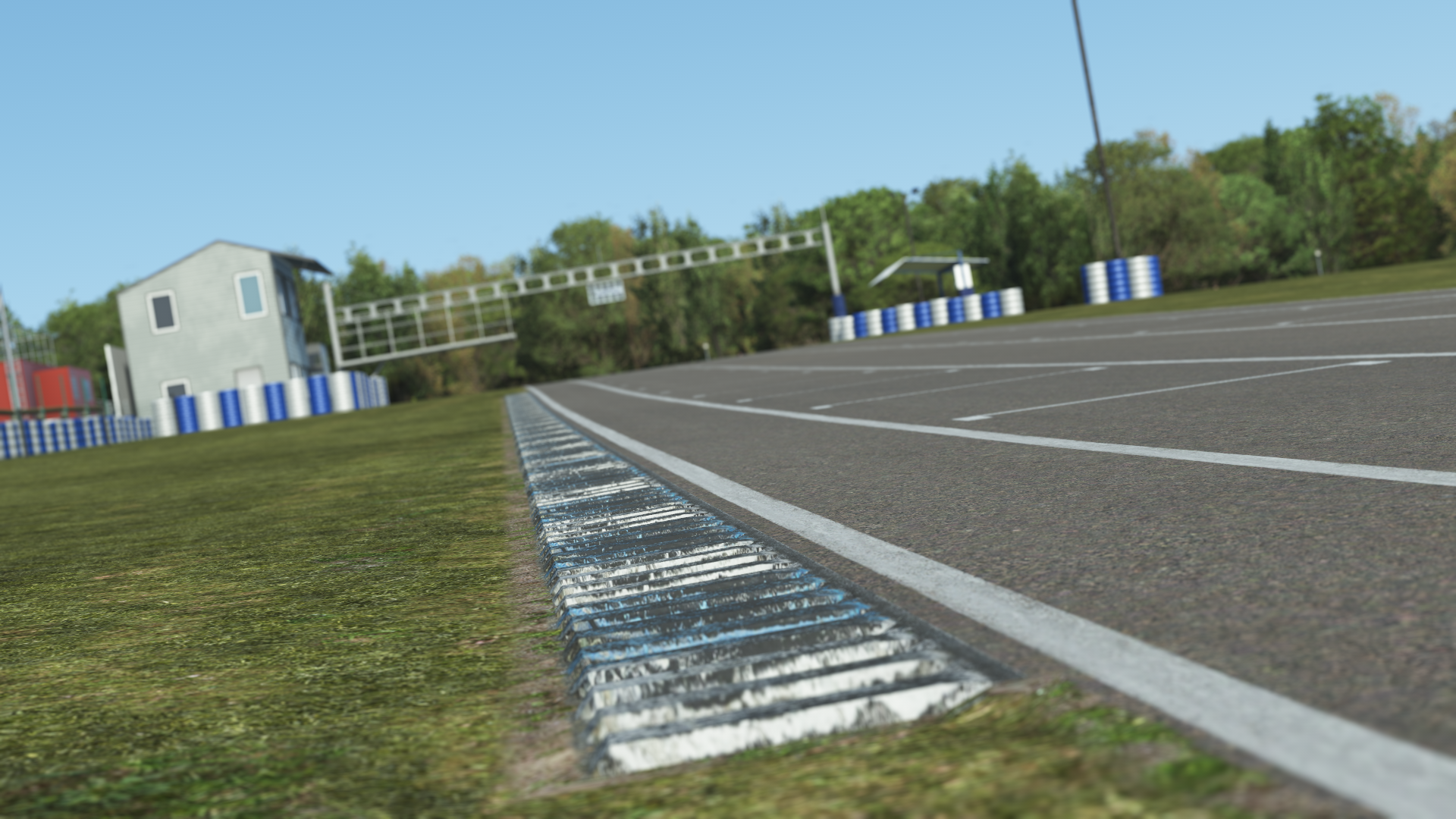 KartSim Essay simulation – low-angle detail of start/finish straight, showing track texture and kerb modeling in advanced karting software