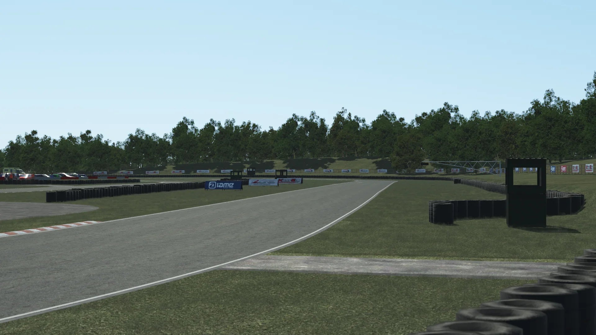 Fast back straight – A clean, high-speed stretch framed by tyre barriers, ideal for testing braking points and top-end performance.